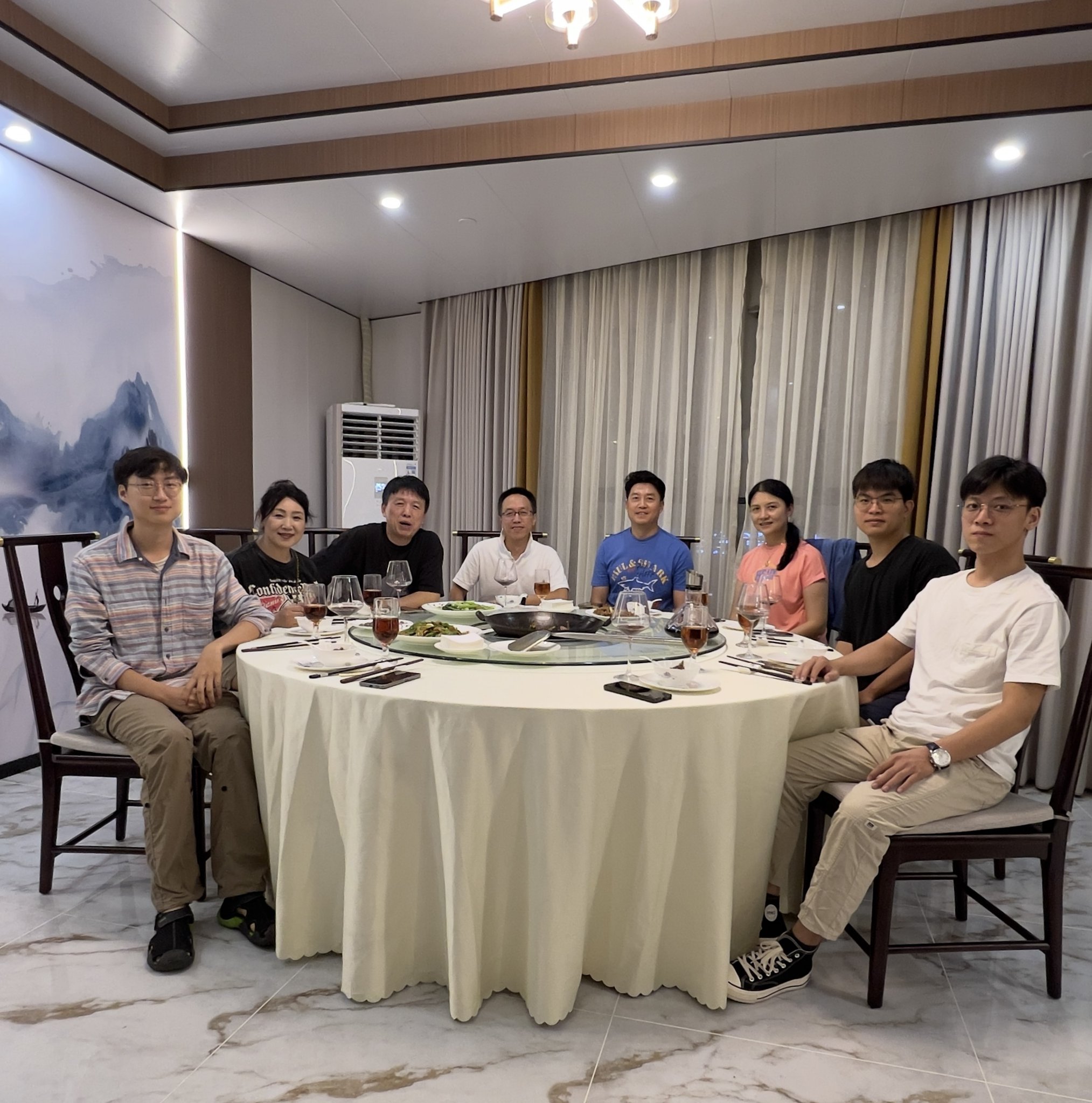 团队与琢石资本创始人钟潜凯及同行者合影