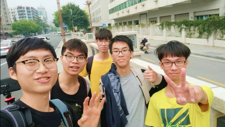 五位创作伙伴在街头自拍