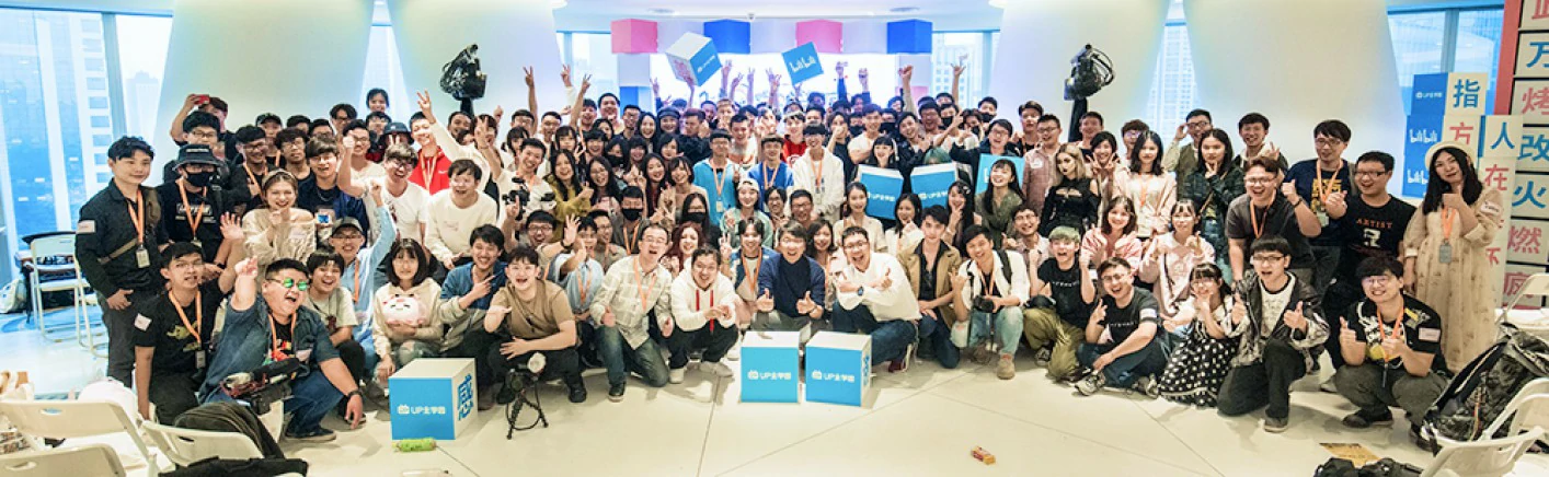 一群来自不同领域的年轻创作者在活动现场合影